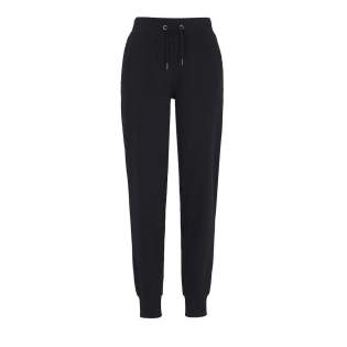 Goed gemaakte broek voor dames met een zwaardere uitstraling, gemaakt van French Terry (gelust aan de binnenkant). Voorzakken met 2x2 ribboord. Elastische tailleband met 2x2 ribboord en trekkoord. Alles in dezelfde kleurtint. Details in metallic kleur. Manchetten aan de onderkant van de broekspijpen. Decoratieve naden in overlock-stijl.