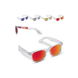 Iconic sunglasses with transparent frame suitable for both men and women. The lenses come with a UV400 filter, protecting the eyes during bright sunny days.