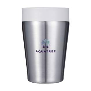 Tasse thermos à café à emporter réutilisable à double paroi avec couvercle, de Circular&Co. La tasse est composée à 98% d'acier inoxydable recyclé. Le couvercle est en PP et 100% recyclable. L'effet isolant maintient votre boisson à la bonne température pendant longtemps. Le couvercle de cette tasse à café présente des caractéristiques innovantes telles qu'un mécanisme trust-lock™ et une fermeture quick-click™. Appuyez sur le couvercle pour boire. Cliquez sur le couvercle pour fermer la tasse et verrouiller le couvercle. Vous pouvez facilement le faire d'une seule main. De plus, le couvercle a une position d'ouverture et de fermeture claire pour une expérience de consommation encore meilleure à 360 degrés, vous permettant de boire sous tous les angles. Cette tasse idéale est donc 100% sans fuite ni déversement et idéale pour les déplacements. Sans BPA, sans mélamine et approuvé pour les aliments. Passe au lave-vaisselle. Le lavage à la main est recommandé pour préserver l’impression. Les instructions d'utilisation inclus. Capacité 227 ml. Emballage par pièce. Tasse thermos à café à emporter réutilisable à double paroi avec couvercle, de Circular&Co. La tasse est composée à 98% d'acier inoxydable recyclé. Le couvercle est en PP et 100% recyclable. L'effet isolant maintient votre boisson à la bonne température pendant longtemps. Le couvercle de cette tasse à café présente des caractéristiques innovantes telles qu'un mécanisme trust-lock™ et une fermeture quick-click™. Appuyez sur le couvercle pour boire. Cliquez sur le couvercle pour fermer la tasse et verrouiller le couvercle. Vous pouvez facilement le faire d'une seule main. De plus, le couvercle a une position d'ouverture et de fermeture claire pour une expérience de consommation encore meilleure à 360 degrés, vous permettant de boire sous tous les angles. Cette tasse idéale est donc 100% sans fuite ni déversement et idéale pour les déplacements. Sans BPA, sans mélamine et approuvé pour les aliments. Passe au lave-vaisselle. Le lavage à la main est recommandé pour préserver l’impression. Les instructions d'utilisation inclus. Capacité 227 ml. Emballage par pièce.