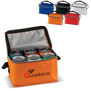 Sac isotherme polyester avec longue anse. Compact et adapté pour y mettre 6 canettes (33cl). Se ferme au moyen d'une fermeture éclair. Un sac isotherme parfait pour les jours d'été. Sac isotherme polyester avec longue anse. Compact et adapté pour y mettre 6 canettes (33cl). Se ferme au moyen d'une fermeture éclair. Un sac isotherme parfait pour les jours d'été.