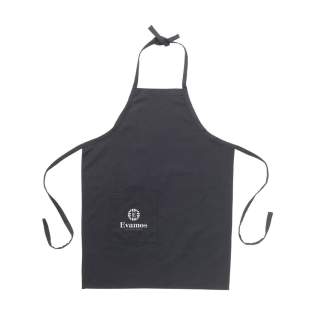 Schort met opgestikte zak van het Nederlandse merk Wolkat. Gemaakt van oude, afgedankte kleding uit Nederland die consumenten hebben ingeleverd. Bij Wolkat beheersen ze het hele proces, van verzameling, sortering, recycling, spinnen en weven - alles onder één dak. Gedurende het gehele textielrecyclingproces worden geen water, verf of chemicaliën gebruikt. Wolkat versnippert en vervezelt het textiel tot pure vezels, die vervolgens naar hun eigen spinnerij worden gestuurd. In de spinnerij in Marokko worden garens in verschillende diktes en kwaliteiten gesponnen. Hiervan worden producten zoals dit schort gemaakt, bestaande uit 52% gerecycled textiel van consumenten en 48% gerecycled PET.