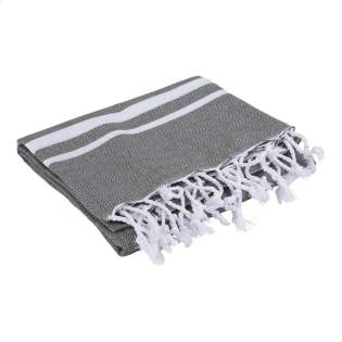 Een multifunctionele hamam handdoek van Oxious. Gemaakt van 50% OEKO-TEX® gecertificeerd katoen en 50% gerecycled industrieel textielafval (140 g/m²). Vibe white is een heerlijk zacht en stijlvol doek met een stoer streeppatroon. Prachtig als shawl, ...