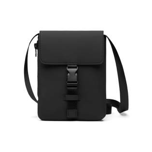 Le sac pour vos affaires essentielles. Idéal pour les voyages, la vie urbaine ou les promenades décontractées. Il est doté d'une ouverture latérale zippée pratique pour un accès facile, ainsi que d'une petite poche intérieure, parfaite pour ranger vos cartes ou vos clés. La bandoulière réglable offre un transport flexible et confortable. Certifié par RCS (Recycled Claim Standard), la certification RCS garantit que l'ensemble de la chaîne d'approvisionnement des matériaux recyclés est certifié. La teneur totale en matériaux recyclés est calculée sur la base du poids total du produit. Ce produit contient 16 % de polyester recyclé certifié RCS.