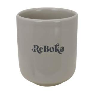 Grande tasse en céramique robuste et de haute qualité sans anse. Cette tasse pratique a un design intemporel, est confortable à tenir et est fournie avec une finition semi-mate. Lavable au lave-vaisselle. Capacité 350 ml. L'impression ne craint pas le lave-vaisselle et est certifiée EN 12875-2. Chaque article est fourni dans une boite individuelle en papier kraft marron. Grande tasse en céramique robuste et de haute qualité sans anse. Cette tasse pratique a un design intemporel, est confortable à tenir et est fournie avec une finition semi-mate. Lavable au lave-vaisselle. Capacité 350 ml. L'impression ne craint pas le lave-vaisselle et est certifiée EN 12875-2. Chaque article est fourni dans une boite individuelle en papier kraft marron.