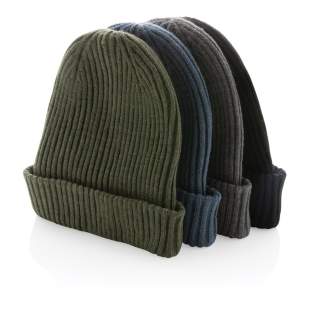 Diese klassische, doppellagige Beanie sorgt für einen lässigen Look, der Sie an kalten Tagen warm hält. Die Mütze enthält Polylana®; eine umweltfreundliche Alternative zu 100% Acrylfaser, die weniger Energie und Wasser verbraucht. Mit dem AWARE™ Trac... Diese klassische, doppellagige Beanie sorgt für einen lässigen Look, der Sie an kalten Tagen warm hält. Die Mütze enthält Polylana®; eine umweltfreundliche Alternative zu 100% Acrylfaser, die weniger Energie und Wasser verbraucht. Mit dem AWARE™ Trac...