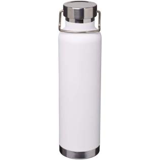 RCS-zertifizierte, doppelwandige Flasche aus recyceltem Edelstahl mit Vakuumisolierung aus Kupfer. Mit Schraubverschluss aus recyceltem Edelstahl und strapazierfähiger Trageschlaufe aus Edelstahl. Eine breite Öffnung zum bequemen Befüllen und Ausgießen. Fassungsvermögen: 650 ml. Präsentiert in einer Geschenkschachtel. RCS-zertifizierte, doppelwandige Flasche aus recyceltem Edelstahl mit Vakuumisolierung aus Kupfer. Mit Schraubverschluss aus recyceltem Edelstahl und strapazierfähiger Trageschlaufe aus Edelstahl. Eine breite Öffnung zum bequemen Befüllen und Ausgießen. Fassungsvermögen: 650 ml. Präsentiert in einer Geschenkschachtel.