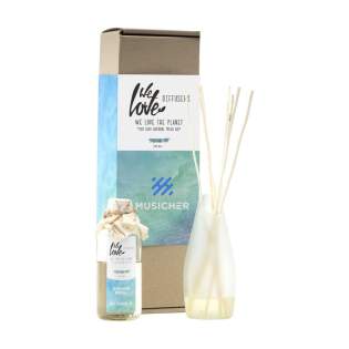 Der Diffuser Spiritual Spa der Marke 'We Love The Planet' besteht aus einer Kombination von verschiedenen 100% ätherischen Ölen, die zusammen ein intensives Dufterlebnis schaffen. Spiritual Spa ist ein beliebter Duft. Dieses entspannende und erfrischende Duftöl duftet nach Eukalyptus, Minze, Lavendel und Rosmarin. Durch den Zusatz von Teebaum und Basilikum hat das Öl eine neutralisierende Wirkung. Wenn Sie diesen Duft in Ihrem Zuhause verwenden, wähnen Sie sich wirklich in der Sauna. Die durchschnittliche Nutzungsdauer dieses Diffusers liegt bei normalem Gebrauch mit 2–3 Stäbchen zwischen 16 und 20 Wochen. Dieses Set besteht aus einer 200-ml-Flasche Duftöl, einer Vase aus recyceltem Glas (Höhe 16 cm) und 2 Bündeln großer Kajutezweige. Das Öl enthält weder synthetische Duftstoffe noch Alkohol oder Lösungsmittel. Pro Set in einer recycelten Kraft-Geschenkbox mit Banderole. Die Holz-Duftstäbchen werden aus gewaschenem und getrocknetem Schilf (Sida Rhombifolia Linn genannt) hergestellt. Diese Kajutezweige wachsen wild in der Natur und werden von Hand gepflückt. Diese Stäbchen sind unglaublich wichtig für das Dufterlebnis. Da sie innen hohl sind, leiten sie den Duft viel besser als 'normale' Duftstäbchen. Der Diffuser Spiritual Spa der Marke 'We Love The Planet' besteht aus einer Kombination von verschiedenen 100% ätherischen Ölen, die zusammen ein intensives Dufterlebnis schaffen. Spiritual Spa ist ein beliebter Duft. Dieses entspannende und erfrischende Duftöl duftet nach Eukalyptus, Minze, Lavendel und Rosmarin. Durch den Zusatz von Teebaum und Basilikum hat das Öl eine neutralisierende Wirkung. Wenn Sie diesen Duft in Ihrem Zuhause verwenden, wähnen Sie sich wirklich in der Sauna. Die durchschnittliche Nutzungsdauer dieses Diffusers liegt bei normalem Gebrauch mit 2–3 Stäbchen zwischen 16 und 20 Wochen. Dieses Set besteht aus einer 200-ml-Flasche Duftöl, einer Vase aus recyceltem Glas (Höhe 16 cm) und 2 Bündeln großer Kajutezweige. Das Öl enthält weder synthetische Duftstoffe noch Alkohol oder Lösungsmittel. Pro Set in einer recycelten Kraft-Geschenkbox mit Banderole. Die Holz-Duftstäbchen werden aus gewaschenem und getrocknetem Schilf (Sida Rhombifolia Linn genannt) hergestellt. Diese Kajutezweige wachsen wild in der Natur und werden von Hand gepflückt. Diese Stäbchen sind unglaublich wichtig für das Dufterlebnis. Da sie innen hohl sind, leiten sie den Duft viel besser als 'normale' Duftstäbchen.