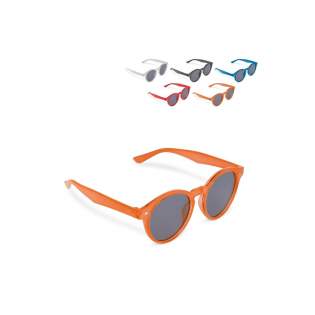 Hippe zonnebril Jacky met transparant frame en donkere glazen. De glazen zijn voorzien van een UV400 filter.