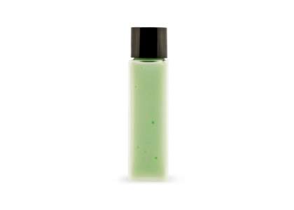Flacon élégant avec lotion pour le corps apaisante et hydratante. Cette lotion fabriquée en europe est proposée dans un parfum frais d'avocat et d'olive. Grace sa taille compacte, il peut être transporté très facilement.