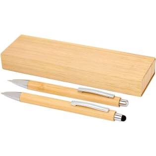 Das Oblys Set besteht aus einem Kugelschreiber und einem Druckbleistift, beide mit Schaft aus Bambus.. Der Kugelschreiber hat einen schwarzen Stylus und einen verchromten Metallclip. Tintenfarbe: Schwarz. Schreibspitze: 1 mm. Schreiblänge: 600 Meter. Der Druckbleistift hat ebenfalls einen verchromten Metallclip. Schreibspitze: 0,5 mm.