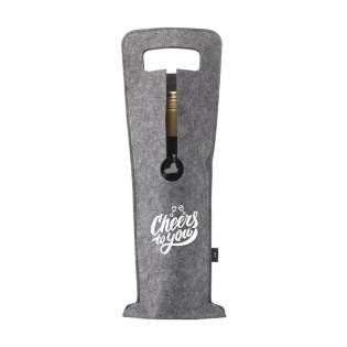 WoW! Trendiger Weinflaschenhalter aus RPET-Filz. Diese Wein-Geschenkverpackung bietet Platz für eine Flasche Wein (nicht im Lieferumfang enthalten) mit einem Durchmesser von ca. 7,5 cm. GRS-zertifiziert. Recyceltes Material insgesamt: 95%. WoW! Trendiger Weinflaschenhalter aus RPET-Filz. Diese Wein-Geschenkverpackung bietet Platz für eine Flasche Wein (nicht im Lieferumfang enthalten) mit einem Durchmesser von ca. 7,5 cm. GRS-zertifiziert. Recyceltes Material insgesamt: 95%.