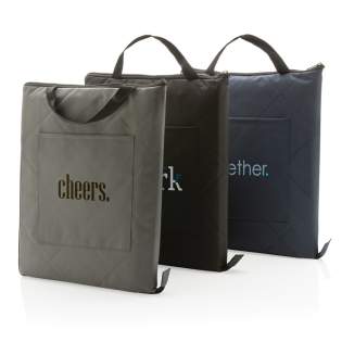 Diese schöne gesteppte Picknickdecke besteht aus 100% recycelten PET-Materialien ( 300D: 180gr/m² & 150D: 95gr/m²). Die große Tasche auf der Vorderseite biete viel Platz für Ihr Logo und macht das Tragen Ihrer wichtigsten Dinge zum Kinderspiel. Die D... Diese schöne gesteppte Picknickdecke besteht aus 100% recycelten PET-Materialien ( 300D: 180gr/m² & 150D: 95gr/m²). Die große Tasche auf der Vorderseite biete viel Platz für Ihr Logo und macht das Tragen Ihrer wichtigsten Dinge zum Kinderspiel. Die D...