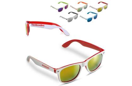Trendy zonnebril met frame in 2-tonige kleuren. De gekleurde glazen zijn voorzien van een UV400 filter.