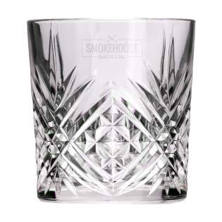 Stevig whiskyglas in een mooie, rechte vorm. Opvallend is de bijzondere glasbewerking. De mooie structuren geven het glas een klassieke en robuuste uitstraling. Ook geschikt voor het schenken van water en cocktails. Inhoud 300 ml.