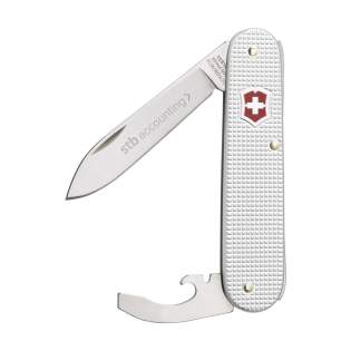 Original Schweizer Taschenmesser von Victorinox mit stabilem und hochwertigem Alox-Griff. Die rostbeständigen Griffe bestehen aus gestanztem Aluminium für zusätzlichen Halt. Das Messer hat einer Einlage aus anodisiertem Aluminium und Tools aus 100% recyceltem Stahl. Ein praktisches, leichtes und schlankes Taschenmesser, das sich leicht verstauen lässt. 2-teilig mit 5 Funktionen: großes Messer, Dosenöffner mit Schraubenzieher 5 mm, Kapselheber, Isolierzange. Inklusive Gebrauchsanweisung und lebenslanger Garantie auf Material- und Herstellungsfehler. Victorinox Messer sind ein globales Symbol für Zuverlässigkeit, Funktionalität und Perfektion. Beachten Sie, dass möglicherweise lokale Vorschriften für den Besitz und / oder das Tragen von Messern oder Multitools in der Öffentlichkeit gelten. Pro Stück in einer Verpackung. Original Schweizer Taschenmesser von Victorinox mit stabilem und hochwertigem Alox-Griff. Die rostbeständigen Griffe bestehen aus gestanztem Aluminium für zusätzlichen Halt. Das Messer hat einer Einlage aus anodisiertem Aluminium und Tools aus 100% recyceltem Stahl. Ein praktisches, leichtes und schlankes Taschenmesser, das sich leicht verstauen lässt. 2-teilig mit 5 Funktionen: großes Messer, Dosenöffner mit Schraubenzieher 5 mm, Kapselheber, Isolierzange. Inklusive Gebrauchsanweisung und lebenslanger Garantie auf Material- und Herstellungsfehler. Victorinox Messer sind ein globales Symbol für Zuverlässigkeit, Funktionalität und Perfektion. Beachten Sie, dass möglicherweise lokale Vorschriften für den Besitz und / oder das Tragen von Messern oder Multitools in der Öffentlichkeit gelten. Pro Stück in einer Verpackung.