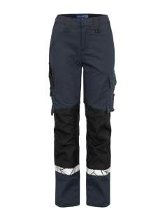 • Werkbroek met open zijzakken en achterzakken met extra breedte, linkerkant met klep en magnetische sluiting <br />• Voorgevormde knieën, stretchstof in het kruis en ingenaaide stretchband in de taille voor verhoogd comfort <br />• Beenzakken, linkerzak met klep en magnetische sluiting, interne telefoonzak en houder voor ID-kaart <br />• Rechterzijde zak voor vouwmeter en zak voor gereedschap met messenknoop <br />• Kniebeschermingszakken, te openen aan de buitenkant met rits <br />• Wijdere riemlus aan de achterkant om druk van de riem te voorkomen <br />• Verborgen knoop aan de voorkant • Cordura® versterking in de vouwmeterzak, achterzakken en over de knieën voor verhoogde duurzaamheid <br />• Waschipzakje<br /><br />Getest voor industrieel wassen volgens ISO 15797<br />Verhoogde zichtbaarheid volgens EN 17353<br />Geleverd in een bio-based, composteerbare polybag • Werkbroek met open zijzakken en achterzakken met extra breedte, linkerkant met klep en magnetische sluiting <br />• Voorgevormde knieën, stretchstof in het kruis en ingenaaide stretchband in de taille voor verhoogd comfort <br />• Beenzakken, linkerzak met klep en magnetische sluiting, interne telefoonzak en houder voor ID-kaart <br />• Rechterzijde zak voor vouwmeter en zak voor gereedschap met messenknoop <br />• Kniebeschermingszakken, te openen aan de buitenkant met rits <br />• Wijdere riemlus aan de achterkant om druk van de riem te voorkomen <br />• Verborgen knoop aan de voorkant • Cordura® versterking in de vouwmeterzak, achterzakken en over de knieën voor verhoogde duurzaamheid <br />• Waschipzakje<br /><br />Getest voor industrieel wassen volgens ISO 15797<br />Verhoogde zichtbaarheid volgens EN 17353<br />Geleverd in een bio-based, composteerbare polybag