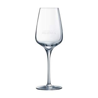 Schlankes Weinglas mit Klasse. Hergestellt aus klarem Kristallglas. Kristallglas ist farblos, stabil und hat einen schönen Glanz. Der feine Trinkrand, die spitz zulaufende Mündung und die filigrane Form tragen zu einem intensiven Geschmackserlebnis bei. Dieses stilvolles Gläser eignet sich zum Servieren von Wein in Hotel- und Gastronomiebetrieben, bei Geschäftsessen oder im privaten Bereich. Fassungsvermögen 350 ml.