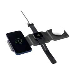 Opvouwbare 3-in-1 snellader van gerecycled PU. De ideale draadloze oplader voor het snel en tegelijk opladen van je telefoon, oortjes en smartwatch. Opvouwbaar en compact. Voorzien van een magnetisch Apple Watch -gedeelte voor draadloos opladen 2,5 W – alleen compatibel met Apple Watches. TWS-oortjes hebben een draadloze output van 3 W. Input: Type-C 9V/3A. Wireless output: 15 W. Overal te gebruiken en ideaal om mee te nemen op reis. Inclusief beschermetui van gerecycled PU met trekkoord. Inclusief zwarte rTPE oplaadkabel Type-C aansluiting en A/C connector en gebruiksaanwijzing. RCS-gecertificeerd. Totaal gerecycled materiaal: 44%. Per stuk in kraft doos.