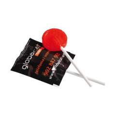 Platte lolly van ca. 5,5 gram in witte folie, met kersen smaak, voorzien van een all-over bedrukking aan de voorzijde. De achterzijde wordt repeterend bedrukt of is transparant