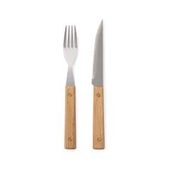 Mettez la table avec cet ensemble de couverts BBQ 8 pièces intemporel, conçu dans un esprit de simplicité scandinave. Fabriqué en bois de frêne certifié FSC® et en acier inoxydable de haute qualité, cet ensemble comprend quatre couteaux tranchants et quatre fourchettes avec une prise en main confortable. Cet ensemble est non seulement un plaisir à utiliser, mais aussi un complément élégant à tout barbecue ou repas.