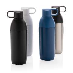 De Flow RCS gerecyclede roestvrijstalen vacuümfles is ontworpen om lang van je drankjes te genieten. De dubbelwandige vacuümconstructie van gerecycled roestvrij staal houdt dranken tot 15 uur gekoeld of tot 5 uur warm. Driedelig ontwerp: eenvoudig te...