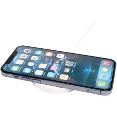 Améliorez votre expérience de charge avec le tapis de charge sans fil Freal 15 W en plastique recyclé. Succédant à la version non recyclée, il combine une charge à haute efficacité à un choix davantage responsable. Livré avec un câble 2-en-1 de 50 cm (USB-A et Type-C), il assure une connectivité facile pour toute une variété d’appareils.