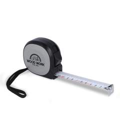 Strapazierfähiges 7,5 m langes Maßband aus recyceltem ABS mit 25 mm breitem Band und einer Steifigkeit von bis zu 2,1 m. Die flache Oberfläche eignet sich ideal für Brandings. Erfüllt die Normen der EWG-Klasse MID II für genaue Messungen. Strapazierfähiges 7,5 m langes Maßband aus recyceltem ABS mit 25 mm breitem Band und einer Steifigkeit von bis zu 2,1 m. Die flache Oberfläche eignet sich ideal für Brandings. Erfüllt die Normen der EWG-Klasse MID II für genaue Messungen.