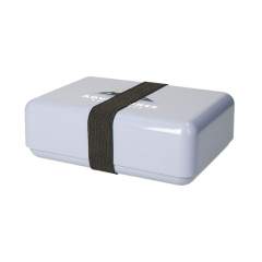Une boîte à lunch pratique et spacieuse, fabriquée en bio-plastique résistant. Cette boîte à lunch révèle un design rétro populaire et dispose de coins arrondis prononcés. De plus, une bande élastique offre une sécurité supplémentaire pour garder le couvercle bien fermé. La matière de la boîte est approuvée pour les aliments, 100% recyclable et ne transmet aucun goût. Ce produit est fabriqué en utilisant de l'amidon naturel et de l'électricité verte. Fabriqué en Allemagne. Quantité minimum de commande par couleur 100 pièces.