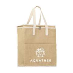 WoW! Ce sac isotherme est fabriqué à partir d'une combinaison de jute robuste et de coton avec une couche intérieure isolante. Gardez votre nourriture et vos boissons au frais tout au long de la journée dans ce sac isotherme très spacieux. Ce sac est muni d'une fermeture zippée et d'une poche avant offrant un espace de rangement supplémentaire. Ces poches supplémentaires sont pratiques pour ranger des objets qui n'ont pas besoin d'être refroidis, comme votre téléphone ou votre portefeuille. Fourni avec des poignées en coton tissé. Certifié OEKO-TEX®. Capacité env. 24 litres.