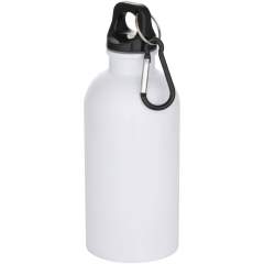Mit dieser robusten und dennoch leichten 400 ml Wasserflasche aus RCS-zertifiziertem recyceltem Edelstahl mit einer speziellen Beschichtung für Sublimationsdruck bleiben Sie gut hydriert. Sie ist der ideale Begleiter beim Sport, auf Ausflügen oder im Büro. Die einwandige Oregon Flasche hat einen Drehverschluss und bietet viel Platz für ein Logo Ihrer Wahl. Der mitgelieferte Karabinerhaken (nicht zum Klettern geeignet) kann sicher an einer Tasche befestigt werden, damit die Flasche nicht verloren geht.