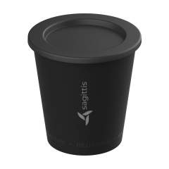 Herbruikbare drinkbeker van bio-based materiaal uit hernieuwbare bronnen. Deze beker is een goed alternatief voor de wegwerpkoffiebeker. Past onder nagenoeg elke koffiemachine. Met deksel om de koffie langer warm te houden en mee te nemen. Zowel de beker als het deksel zijn stapelbaar. 100% recyclebaar en BPA-vrij. Dit product is vaatwasserbestendig. Voor behoud van de opdruk wordt met de hand afwassen aanbevolen. Inhoud 200 ml. Made in Germany.