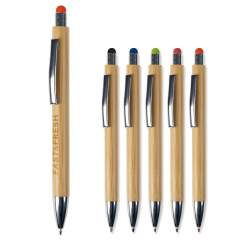 Stylo à bille en bambou avec poussoir et pointe métallisés. Le clip est en métal. Le stylet contient un stylet de couleur à utiliser pour un écran tactile. Avec recharge Jumbo en plastique bleu écriture.