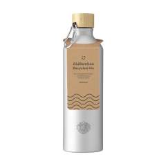 WoW! Bouteille d'eau à paroi simple en aluminium recyclé. Avec bouchon à vis en bambou et mousqueton en aluminium avec lequel vous pourrez facilement attacher la bouteille à votre sac ou sac à dos. Le mousqueton ne convient pas comme outil d'escalade. Vous pouvez emporter cette bouteille légère idéale partout avec vous. Étanches. Convient uniquement à l'eau froide. Ne passe pas au lave-vaisselle. Certifié GRS. Matière recyclée totale : 82%. Capacité 750 ml.     L'utilisation d'aluminium recyclé permet de réduire le nombre de nouvelles matières premières utilisées pour la fabrication de ce produit. Cela signifie moins de consommation d'énergie et moins d'utilisation d'eau.