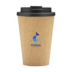 WoW! Natürlicher und wiederverwendbarer Kaffeebecher-to-go aus Kork der sowohl biologisch abbaubar als auch erneuerbar ist. Das Innere des Bechers besteht aus einem kompostierbaren Material namens Polylactid (PLA). Die beiden werden mit einer patentierten Technik (ohne Klebstoff) miteinander verschmolzen, so dass eine Doppelwand entsteht die Ihr Getränk stundenlang warm hält. Fassungsvermögen 350 ml.     PLA  Polylactid oder Polymilchsäure (PLA) ist ein thermoplastischer aliphatischer Polyester, der aus erneuerbaren Ressourcen gewonnen wird. Das bedeutet, dass PLA ein biologisch abbaubares Material ist, das aus Maisstärke hergestellt wird, die von Pflanzen produziert wird - natürlich und erneuerbar. Bei der Fermentierung dieser Maisstärke entsteht Milchsäure, aus der die Fasern für die Herstellung von PLA gewonnen werden. Wird einzeln in einem Kraftkarton geliefert.