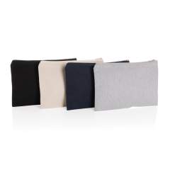 Ein klassisches Impact AWARE™ Federmäppchen aus recyceltem Canvas mit 285g/m² für all Ihre Essentials. Bewahren Sie Ihre Arbeitsutensilien in diesem Etui auf. Mit AWARE™ Tracer, der die tatsächliche Verwendung von recycelten Materialien validiert. Da...