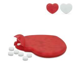 Boîte de bonbons menthe en forme de coeur. En couleurs transparentes rouge ou blanc opaque. Env. 7 grammes.