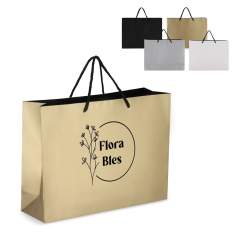 Elegante Geschenktasche aus  Papier mit 5 mm dicken Kordeln aus recyceltem Polyester. Sie ist für ein Gewicht von bis zu 5 kg ausgelegt und hat ein luxuriöses Aussehen mit schwarzen Griffen und einer schwarzen Innenseite. Perfekt zum Überreichen von ...