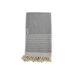 This exclusive hammam towel is ideal to give as a gift or to pamper yourself with a luxurious bathroom set. This item is available in 4 beautiful colors. Drying has never been so nice! Our hammam towels are made of the best cotton. This makes them ideal to use as, for example, a bath towel or as a sauna towel due to the high moisture absorption.<br />The hammam towels are also widely used indoors, for example in the bathroom. Comes with matching pendant.