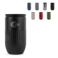 Le mug Tova de Sagaform est un futur classique au look unique et élégant. Disponible en plusieurs couleurs mates et en finition chromée brillante, ce mug de voyage offre non seulement un design élégant, mais aussi une fonctionnalité optimale. La doub...