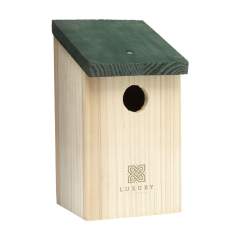 Vogelhuisje/nestkastje van dennenhout. Dit vogelhuisje is geschikt voor kleine vogeltjes rondom het huis, zoals mussen en mezen. Het schuine dak kan worden geopend. Met een ophangoog aan de achterzijde  Een diervriendelijke tuindecoratie voor in de tuin of op het balkon.