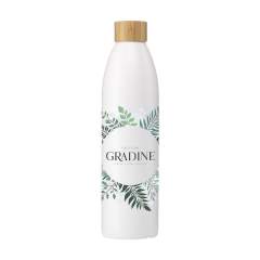 WoW! Wiederverwendbare, schlanke Wasserflasche aus Zuckerrohrabfällen. Die Flasche hat einen Bambusverschluss. Auslaufsicher. Beide Pflanzen, die Zuckerrohrpflanze und die Bambuspflanze, entziehen der Luft während ihres Wachstums CO2. Die Flasche ist eine gute Alternative zur Plastikflasche. Nicht spülmaschinengeeignet. Hergestellt in Europa. Fassungsvermögen 500 ml. Wird einzeln in einem Kraftkarton geliefert.