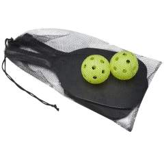 Deze peddelset van populierenhout zorgt voor veel plezier en beweging voor twee op het strand, in het park of in de tuin. De peddels hebben een afmeting van 40 x 20 x 0,7 cm en zijn in een zwarte kleur geschilderd, waardoor ze een groot oppervlak hebben om een logo op af te drukken. De handvatten zijn omwikkeld met PU-tape voor maximale grip tijdens een intens wedstrijdje. De set is compleet met 2 ballen van PP-materiaal en is verpakt in een opbergzak van mesh-polyester met een afmeting van 45 x 26 cm.  Waarschuwing! Niet geschikt voor kinderen jonger dan drie jaar. Kleine onderdelen. Gevaar voor verstikking. 