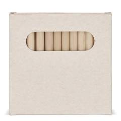 Ein Set mit 12 farbenfrohen Buntstiften, verpackt in einer recycelten Milchkartonschachtel. Dieses Set ist ideal für kreative Projekte zu Hause, in der Schule oder unterwegs und eignet sich perfekt für Kinder und die gerne zeichnen und malen. Kombiniert mit dem Öko-Digitaldruck ist es eine nachhaltige Option, die sowohl Spaß macht als auch umweltbewusst ist.
