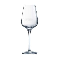 Verre à vin fin et classe, en verre de cristal clair. Le verre cristal est incolore, solide et possède un bel éclat. Le bord fin, la bouche effilée et la forme délicate contribuent à une expérience gustative intense. Ce verre conviennent pour servir le vin dans les établissements de restauration, lors d'une réunion d'affaires ou à la maison. Capacité 350 ml. Fabriquée en Europe.