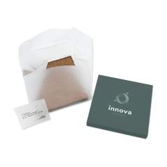 WoW! Cultivez vos propres fleurs ou herbes avec ce kit de culture. Ce kit est composé d'un sac de culture résistant à l'eau avec un bloc de terre de coco et un sachet de graines de fleurs ou d'herbes de votre choix : basilic, persil, menthe, tournesol, myosotis et marguerites. Ajoutez simplement 300 ml d'eau au sol pressé pour obtenir 1 litre de compost de jardin. Ce compost sera ensuite utilisé pour planter les graines. Avec ce cadeau, amusez-vous à faire pousser vos propres herbes ou fleurs, tout en contribuant au maintien d'une population d'abeilles en bonne santé. Idéal comme cadeau à envoyer par voie postale. Comprend une pochette en carton personnalisée en couleur. Fabriqué en Europe.