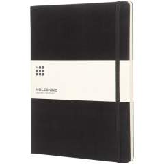 Notre carnet Classic Moleskine extra large est doté des coins arrondis emblématiques et d’une couverture rigide. Avec fermeture élastique et ruban marque-page. Poche interne extensible attachée à la quatrième de couverture. Contient 192 pages réglées couleur ivoire.
