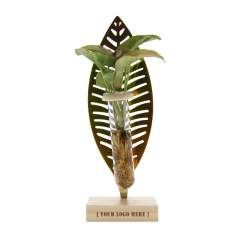 Luxe, trendy en ook nog eens makkelijk te verzorgen. Hydroponie is het laten groeien van planten met de wortels in een laag water.  Dit goudkleurige metalen blad met een levend stekje ervoor straalt een luxe uit. Deze originele benadering combineert groei, duurzaamheid en branding. Het is niet alleen een functioneel geschenk, maar vooral ook een plezier om te geven en te ontvangen, mede door de luxe geschenkverpakking. Deze groene eyecatcher is perfect voor op kantoor of in huis. <br /><br />Door de houten standaard te personaliseren met een logo, slogan of boodschap, blijf je als bedrijf of merk top of mind op een groene manier. De ontvanger zal regelmatig jouw groene geschenk voorbij zien komen tijdens het watergeven.  Ontsnap aan standaard relatiegeschenken en kies voor een geschenk dat groei, duurzaamheid en jullie unieke merkidentiteit omarmt.  <br /><br />Hydroponie planten zijn zeer gemakkelijk te verzorgen. Ze vereisen weinig inspanning en zijn een genot voor op kantoor. Het is belangrijk dat de wortels altijd in een laagje water staan. Dit water kan gewoon bijgevuld worden en het best eens in de 2 weken ververst worden.  Met deze eenvoudige verzorging bieden deze planten een stressvrije en duurzame groenbeleving in elke omgeving. De hydroponie planten worden standaard geleverd in een vrije mix van verschillende planten.<br /><br />Heeft u vragen over dit product, de gewenste personalisatie of eventuele verpakkingen? Neem dan gerust contact met ons op.