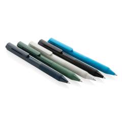 Stylo à bille rétractable en plastique avec grip en silicone pour un confort d’écriture. Encre bleue Dokumental® de fabrication allemande pour +/- 1200m d’écriture et bille en carbure de tungstène assurant une écriture régulière.