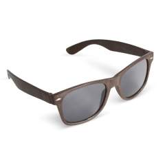 Voici les lunettes de soleil "Justin", où le style rencontre la durabilité. Fabriquées à partir de fibres de café innovantes, ces lunettes redéfinissent la mode écologique. Avec une protection UV400, elles protègent vos yeux tout en faisant une déclaration audacieuse.