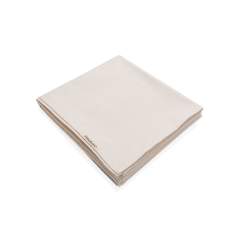 Schaffen Sie mit der Ukiyo Aware™ 180gr-rCotton-Tischdecke den perfekten Essbereich für besondere Anlässe. Das neutrale Design passt perfekt zu Ihrem Esszimmerdekor. Größe 250x140cm. Mit AWARE™ Tracer, der die Verwendung tatsächlich recycelter Materialien bestätigt. Zudem werden 2% des Erlöses jedes verkauften Impact-Produkts mit AWARE™ Tracer an Water.org gespendet.